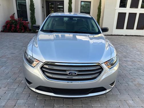 Silver 2015 Ford Taurus SE