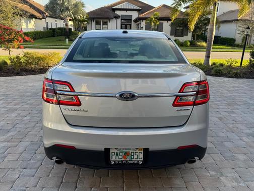Silver 2015 Ford Taurus SE