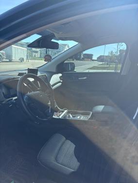 Black 2022 Ford Edge SE