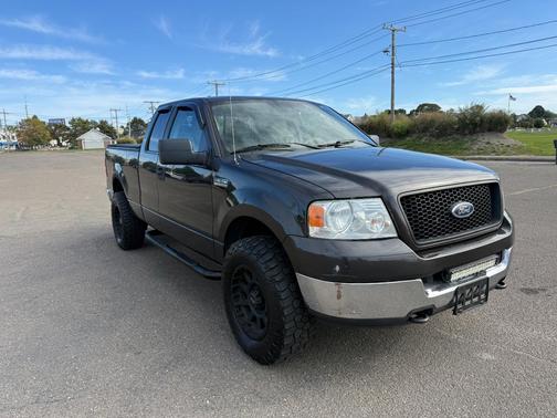 Black 2005 Ford F-150 XLT