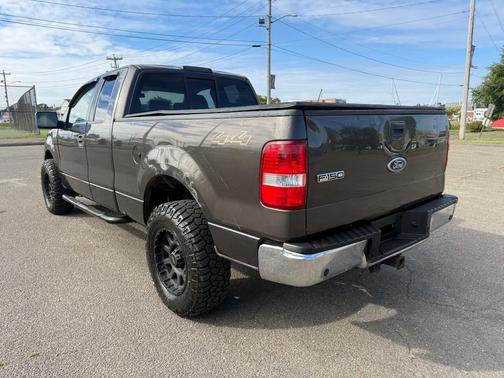 Black 2005 Ford F-150 XLT