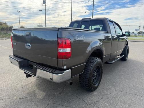 Black 2005 Ford F-150 XLT