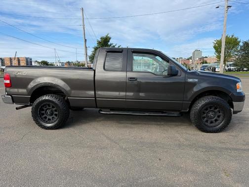 Black 2005 Ford F-150 XLT