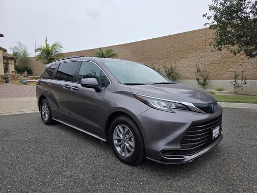 Gray 2022 Toyota Sienna LE