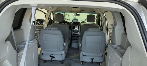 2010 Chrysler Town & Country LX