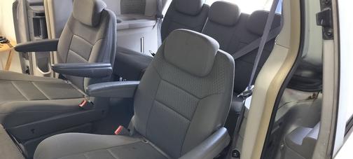 2010 Chrysler Town & Country LX