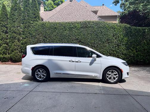 White 2019 Chrysler Pacifica Touring-L Plus