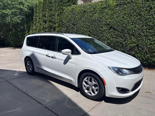 White 2019 Chrysler Pacifica Touring-L Plus