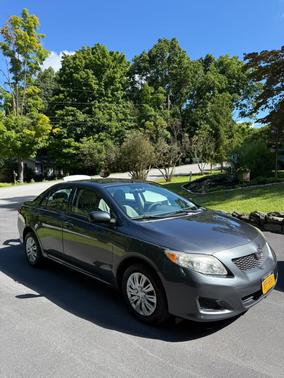 Gray 2009 Toyota Corolla LE