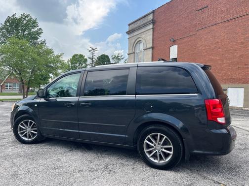 Blue 2014 Dodge Grand Caravan SXT