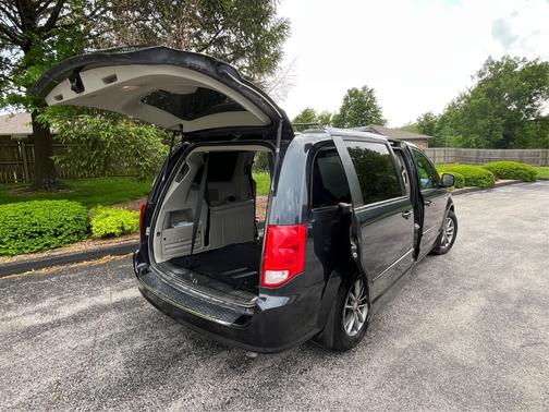Blue 2014 Dodge Grand Caravan SXT