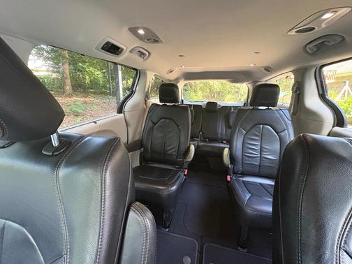 White 2017 Chrysler Pacifica Touring-L