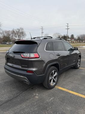 Gray 2019 Jeep Cherokee Limited