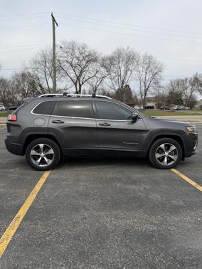 Gray 2019 Jeep Cherokee Limited