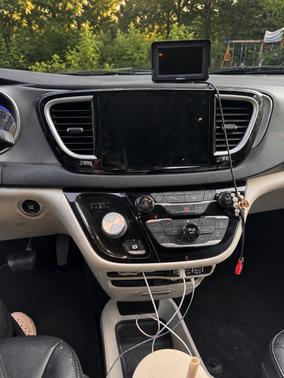 White 2022 Chrysler Pacifica Touring L