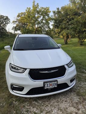 White 2022 Chrysler Pacifica Touring L