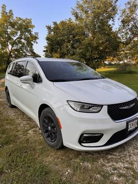 White 2022 Chrysler Pacifica Touring L