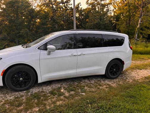 White 2022 Chrysler Pacifica Touring L