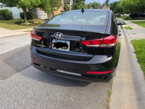 Black 2017 Hyundai ELANTRA SE