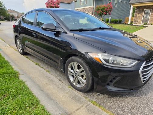 Black 2017 Hyundai ELANTRA SE