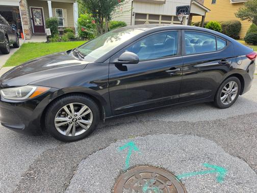 Black 2017 Hyundai ELANTRA SE
