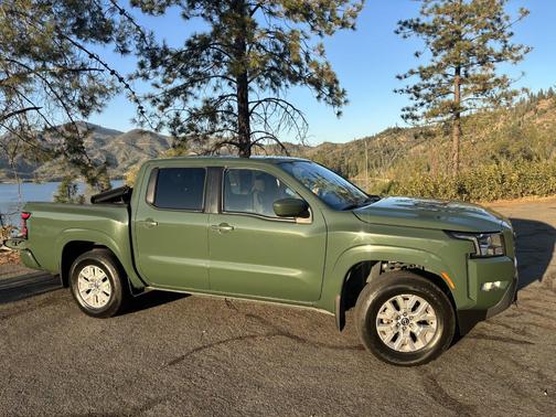 Green 2022 Nissan Frontier SV