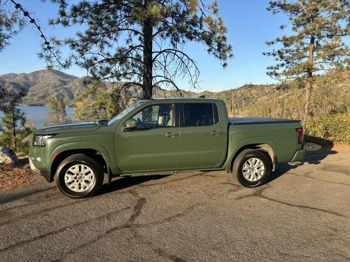 Green 2022 Nissan Frontier SV