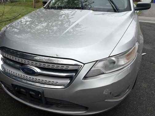 Silver 2010 Ford Taurus SE