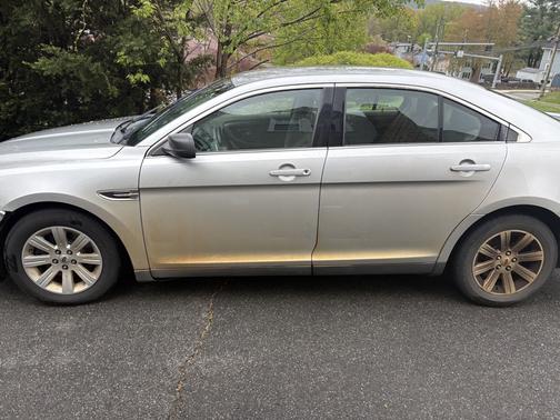 Silver 2010 Ford Taurus SE