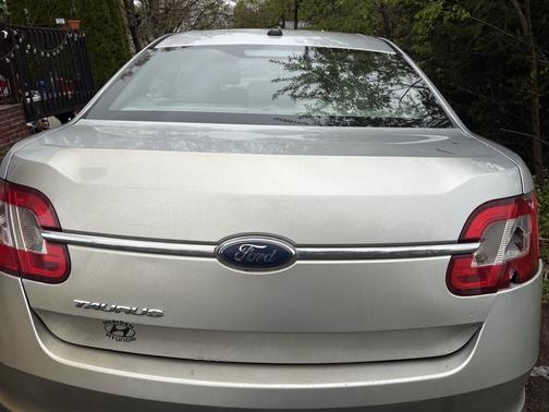 Silver 2010 Ford Taurus SE