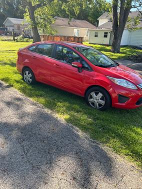 Red 2013 Ford Fiesta SE