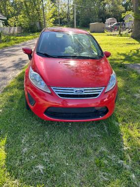 Red 2013 Ford Fiesta SE