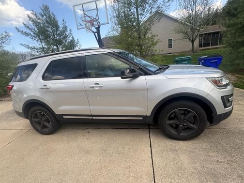 Silver 2016 Ford Explorer XLT
