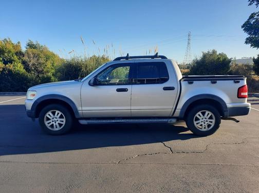 Silver 2007 Ford Explorer Sport Trac XLT