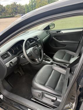 Black 2014 Volkswagen Jetta Auto SE