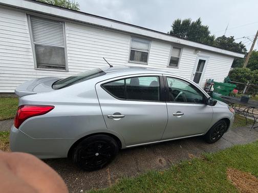 Gray 2016 Nissan Versa 1.6 SV