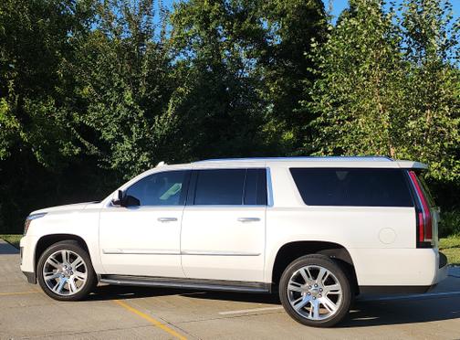 Photo 1 of 25 of 2017 Cadillac Escalade ESV Luxury