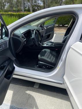 White 2018 Ford Fusion SE