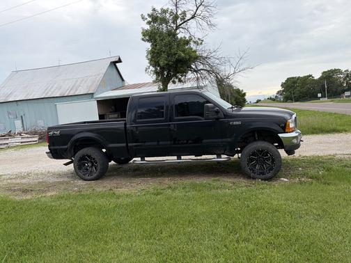 Black 2001 Ford F-250 Lariat Crew Cab Super Duty