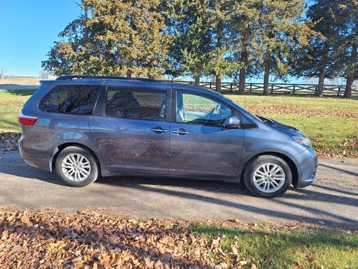 2017 Toyota Sienna XLE