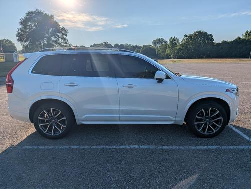 White 2016 Volvo XC90 T6 Momentum