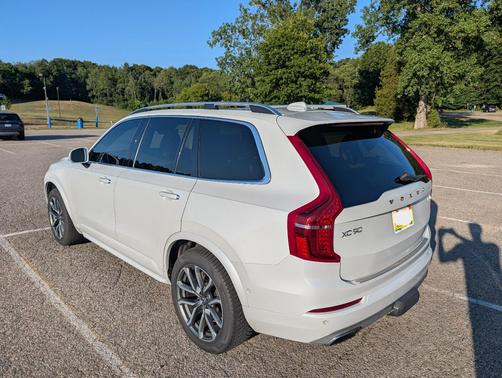 White 2016 Volvo XC90 T6 Momentum