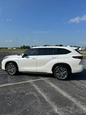 White 2021 Toyota Highlander Platinum