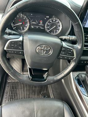 White 2021 Toyota Highlander Platinum