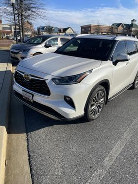 White 2021 Toyota Highlander Platinum