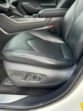 White 2021 Toyota Highlander Platinum