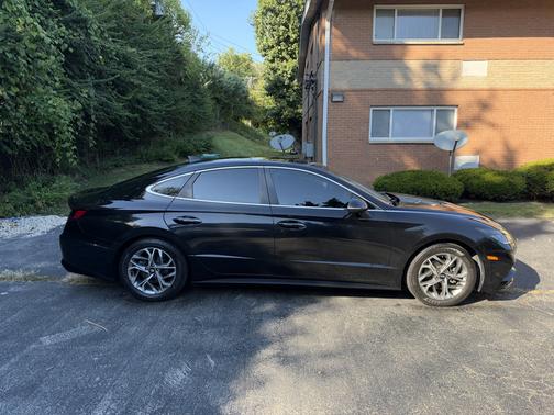 Black 2022 Hyundai SONATA SEL