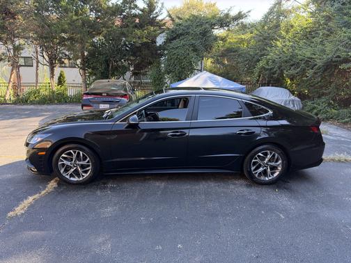 Black 2022 Hyundai SONATA SEL
