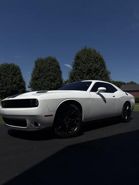White 2016 Dodge Challenger SXT