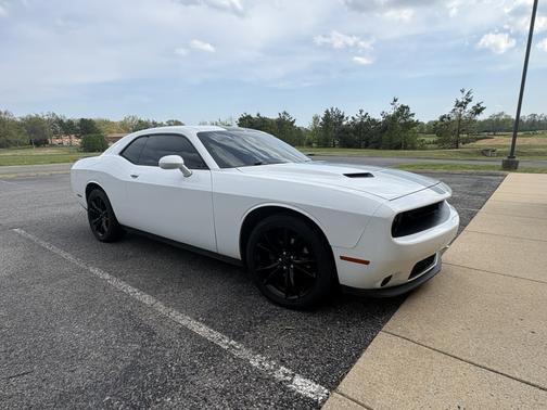 White 2016 Dodge Challenger SXT